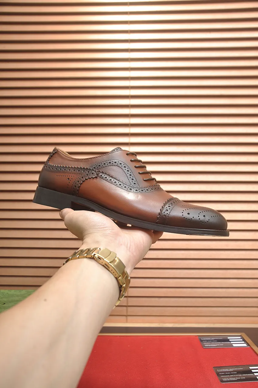 Men's shoes💰660💶 Brand: GUCCI (Gucci) Standard code: Men's code 39/44 (45/46 can be customized) Grade: Same as the official website Original quality Material: Original cowhide Water-dyed cowhide lining Original rubber outsole Style category: Men's fashionable casual leather shoes Distinguished big-name luxury elements top luxury Color: Actual picture